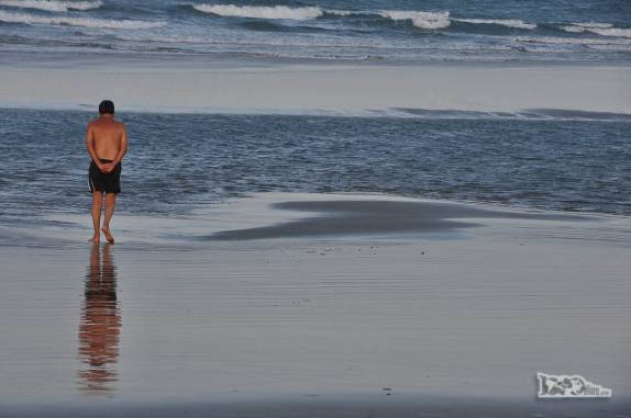 Pensativo, no final de tarde na praia de Pontal do Maceió, em Fortim, litoral do Ceará